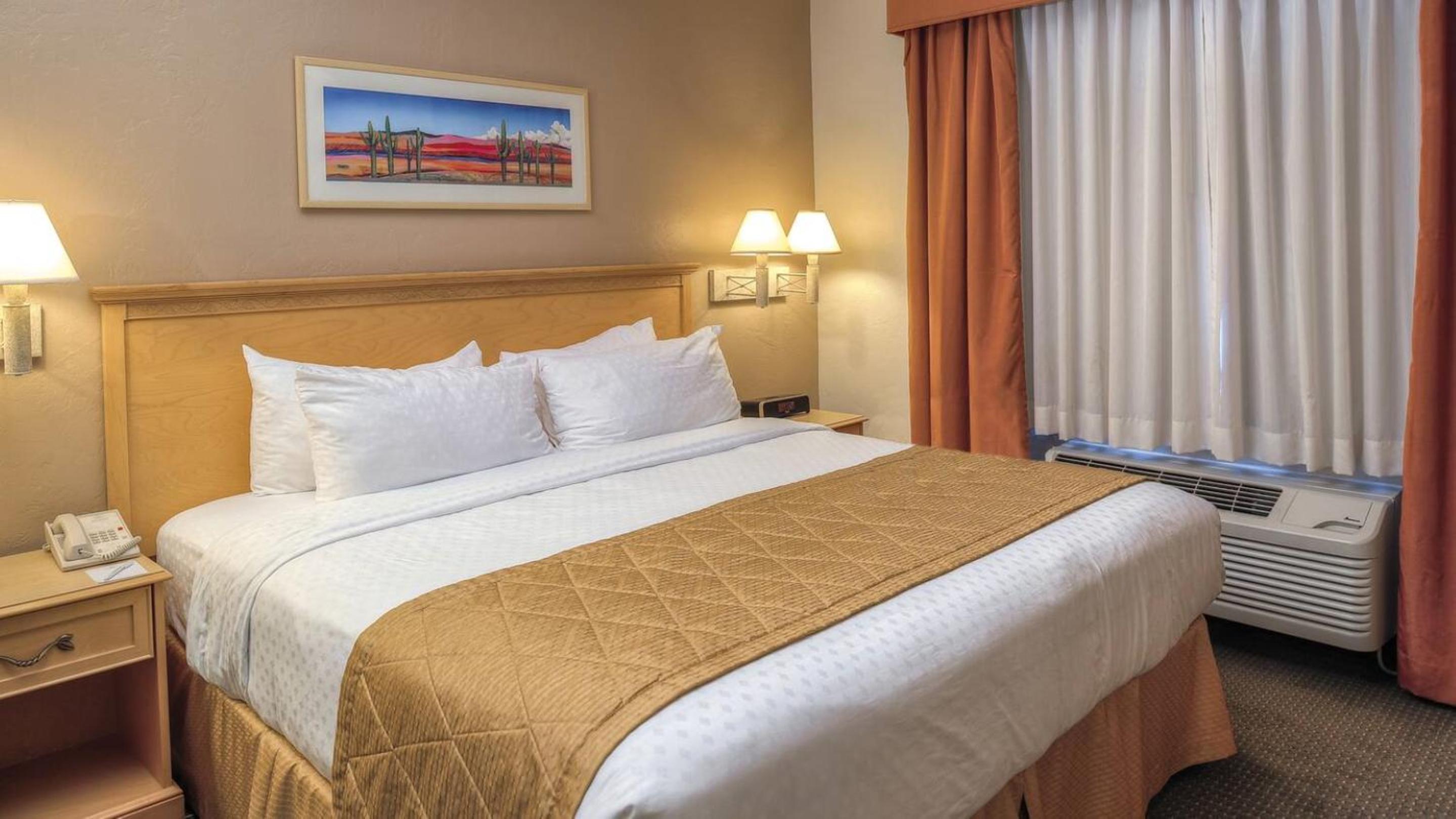 جناح بسرير كينج وسريرين كينج بغرفتي نوم مع أريكة، Hilton Vacation Club Varsity Club Tucson 4/10