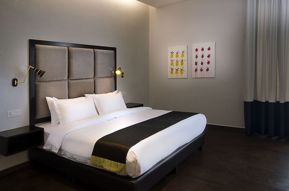 DELUXE, KING BED