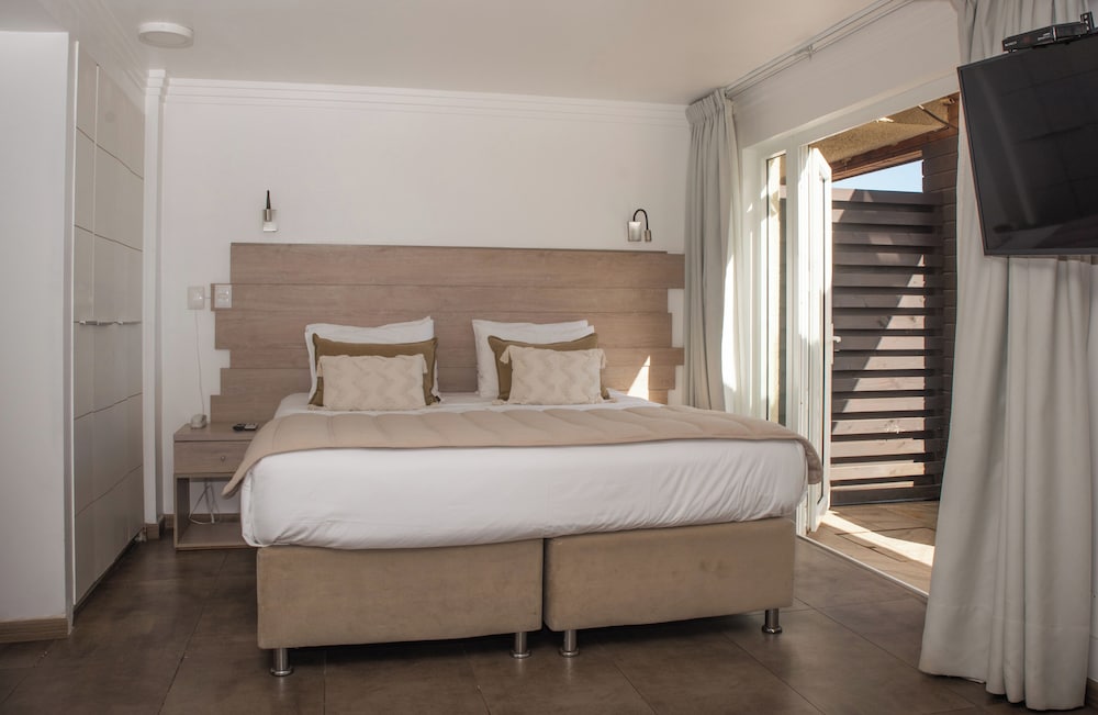 Superior, Apartment, Queen Bed, Beach View