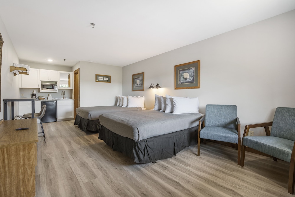 LODGE, 2 QUEEN BEDS, KITCHENETTE