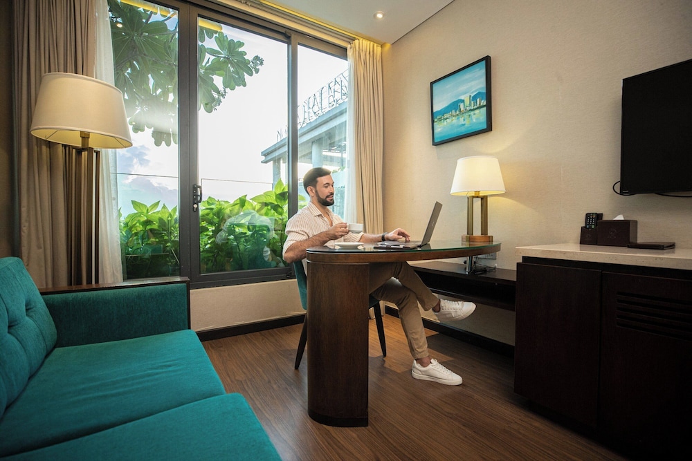 New Orient Hotel Danang 49/70