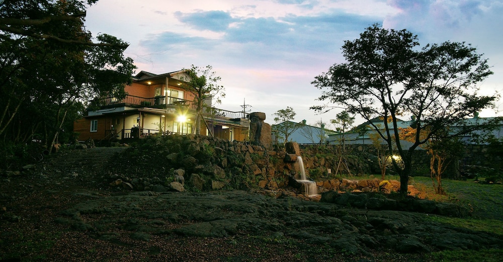 Jeju Gotjawal Geomoon Oreum Pension 40/50
