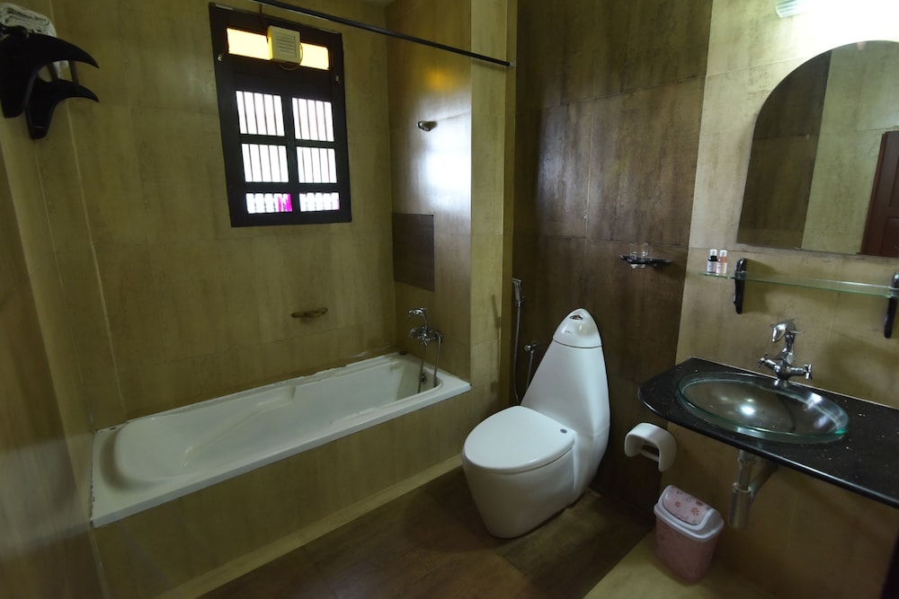 KOVALAM BEACH HOTEL 35/36