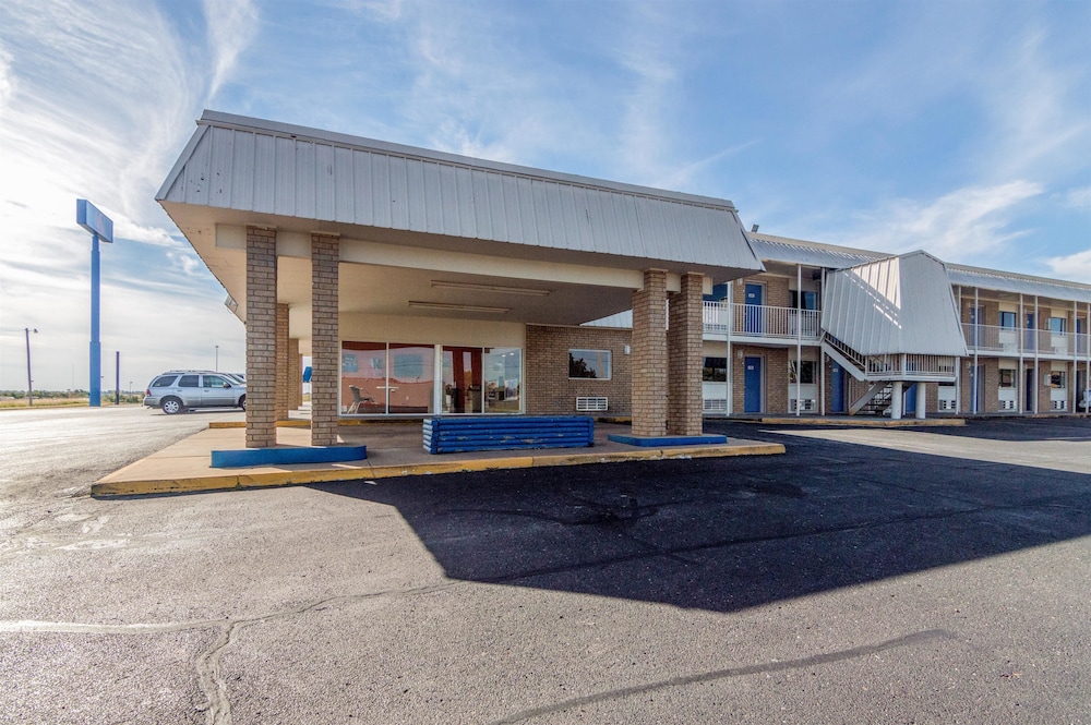 Motel 6 Clinton OK 1/64