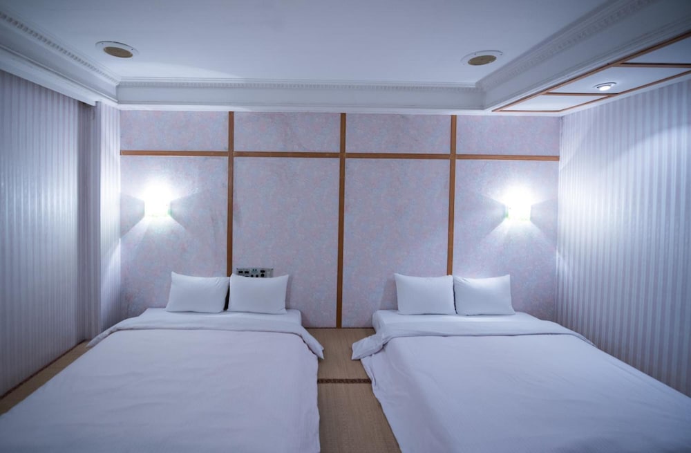Empire Hotel 30/52