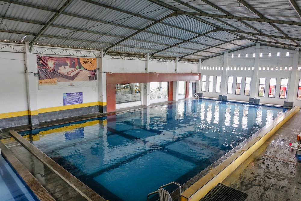 SUPER OYO Townhouse OAK Series Style Hotel Jember 10/21
