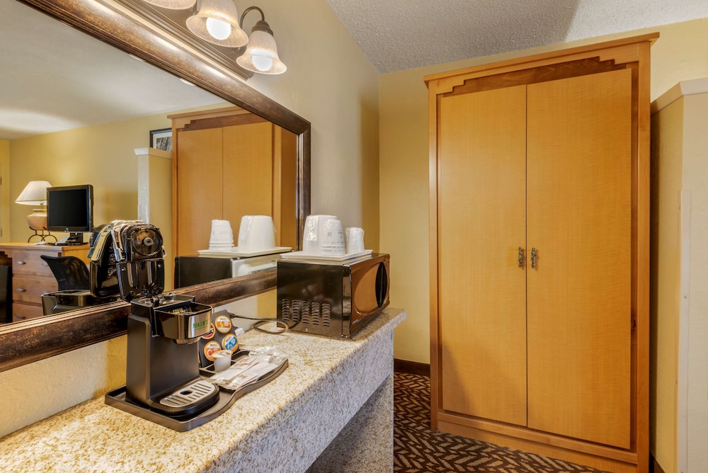 Turquoise Inn and Suites Cortez near Mesa Verde 24/42