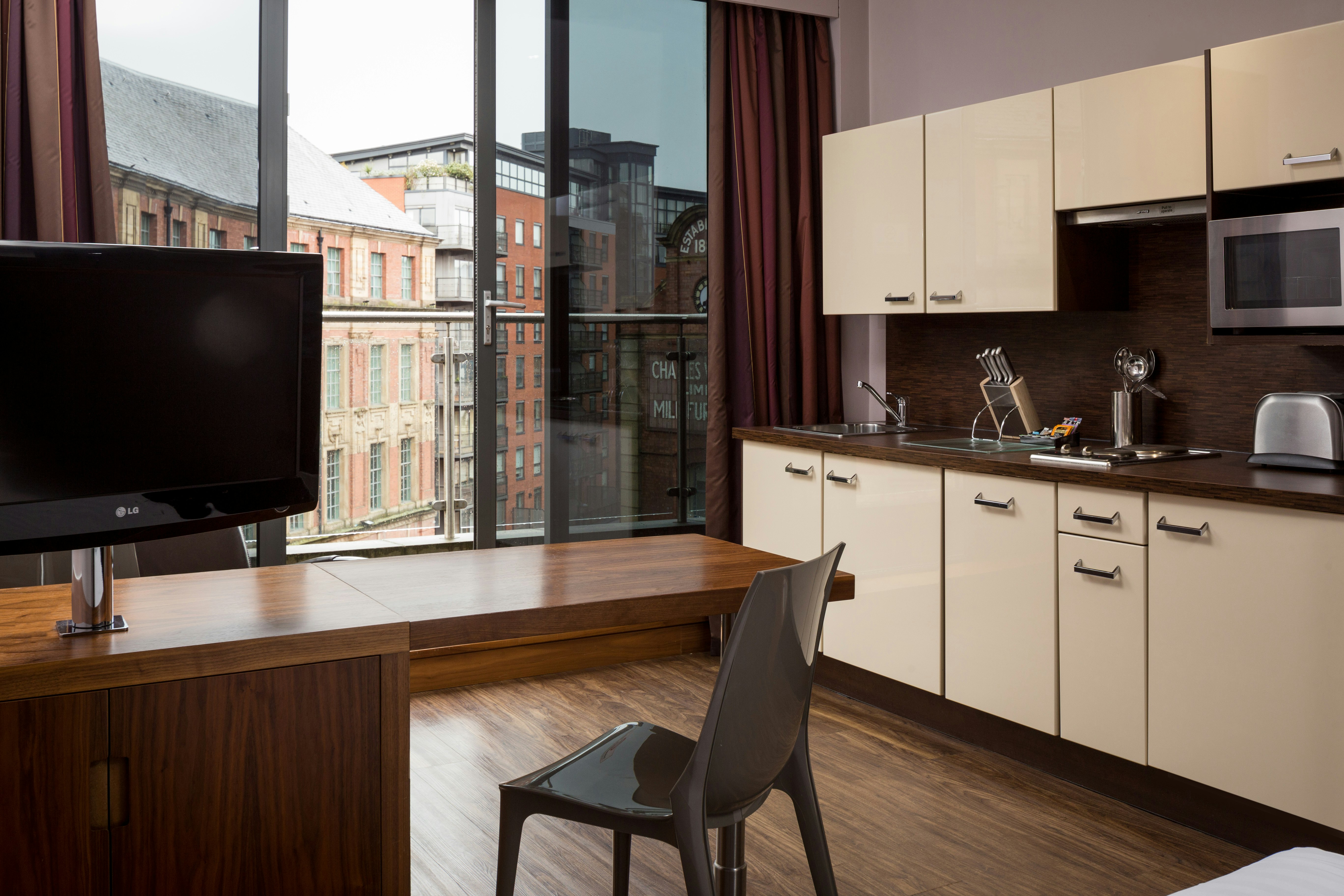 Roomzzz Leeds City Centre 17/21