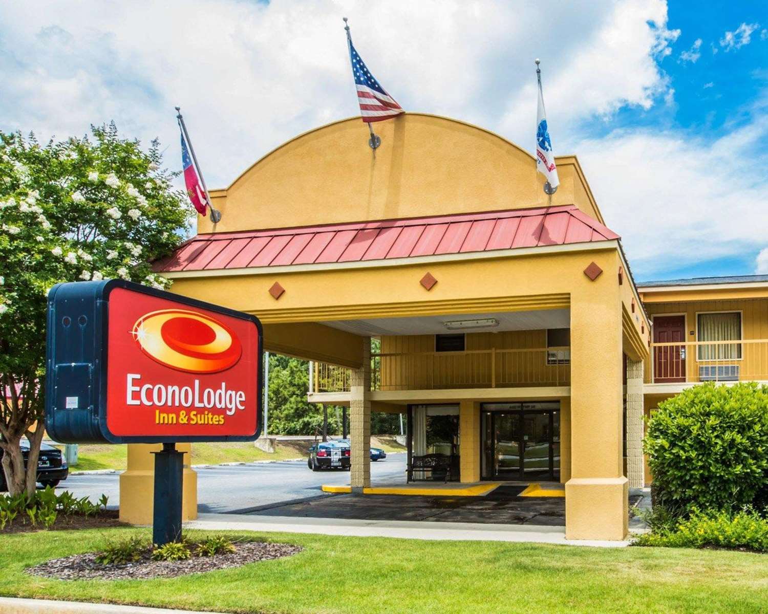 Econo Lodge Inn & Suites at Fort Moore 4/31