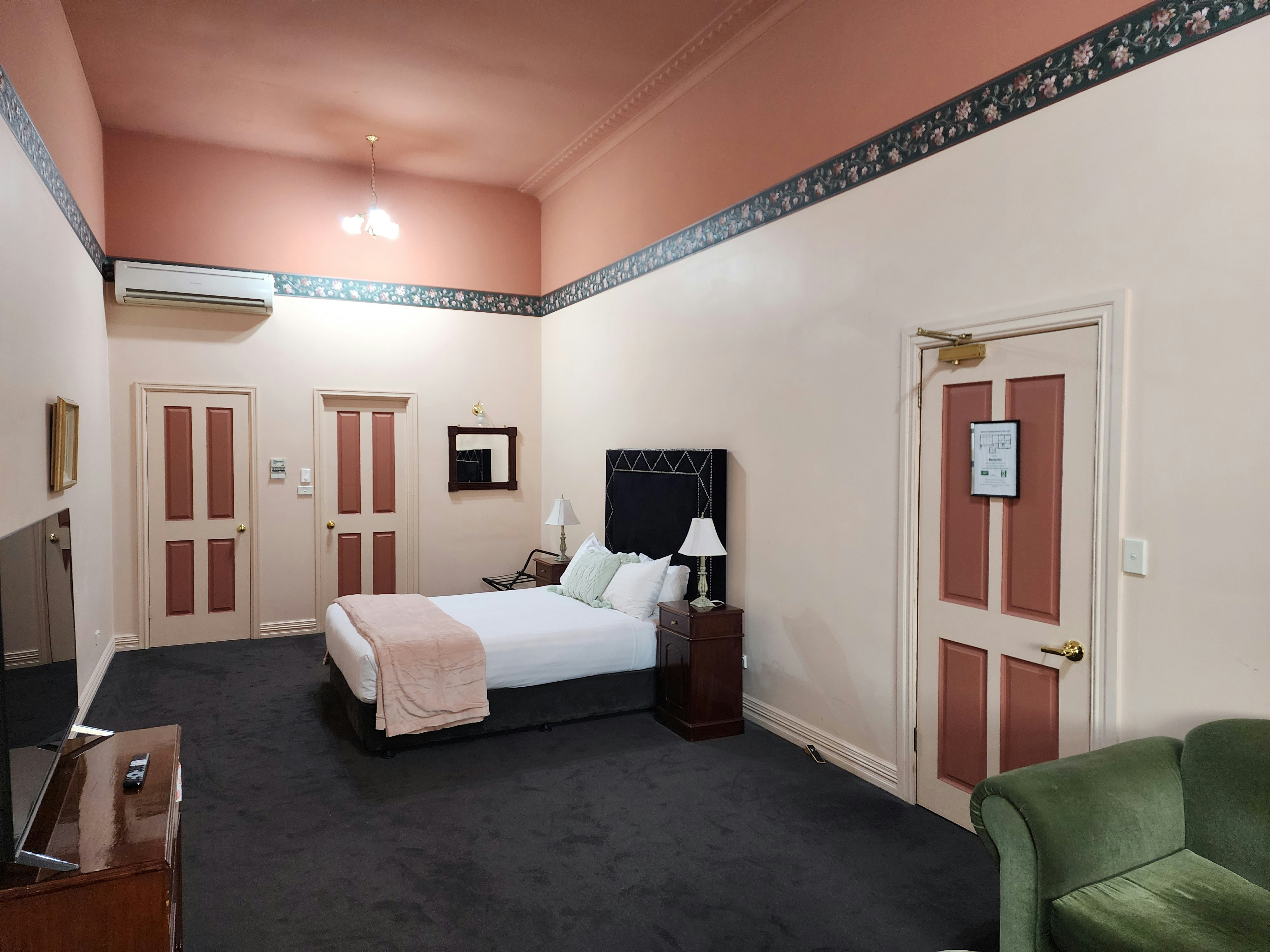 Heritage, Queen Bed
