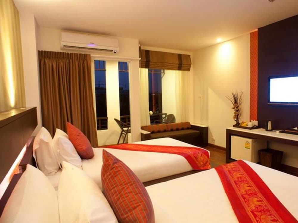 DELUXE, TWIN BEDS