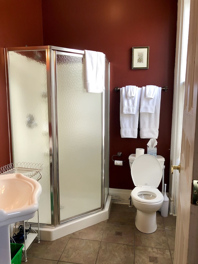 Rogues Harbor Inn 45/50