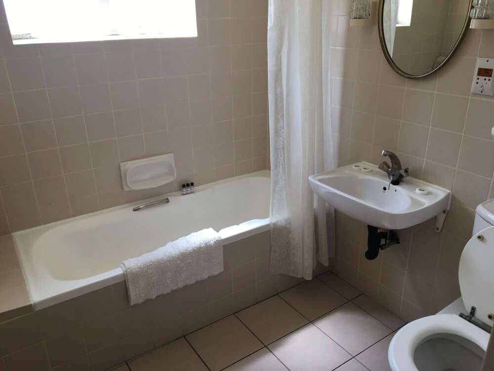 Savoy Hotel Kimberley 6/32
