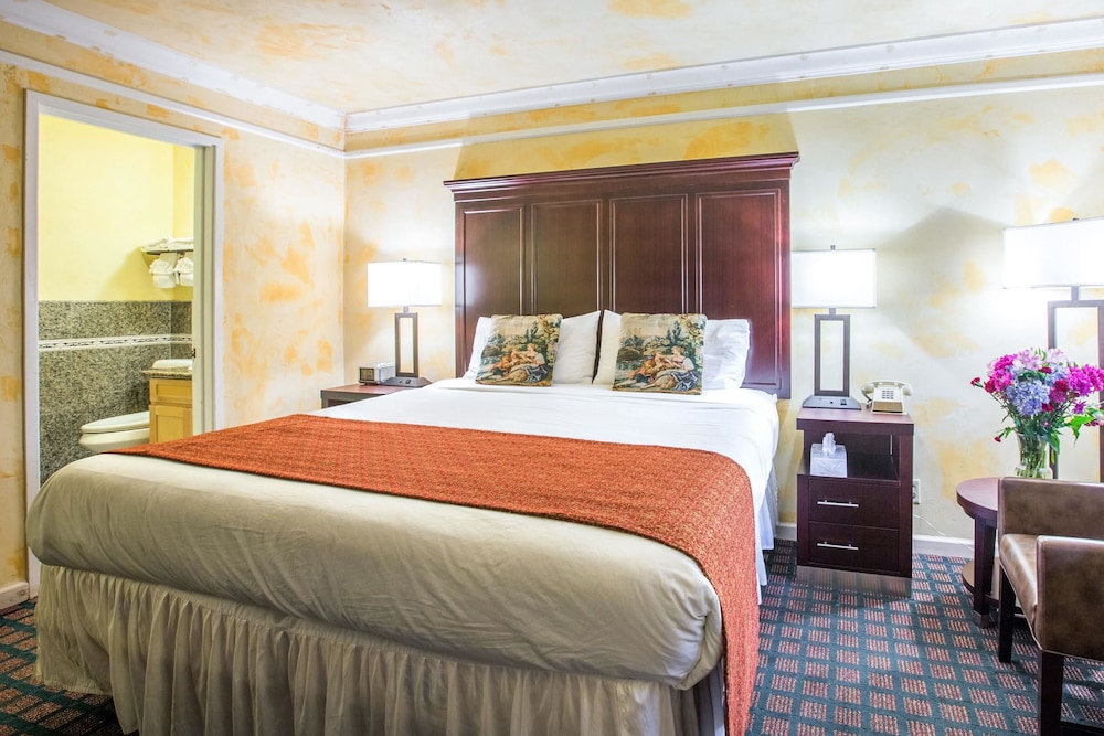 Clarion Collection Carmel Oaks Inn 12/28