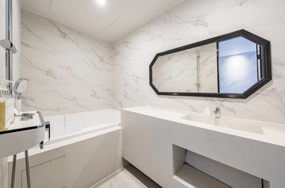 Ava Hotel Songjeong 32/37