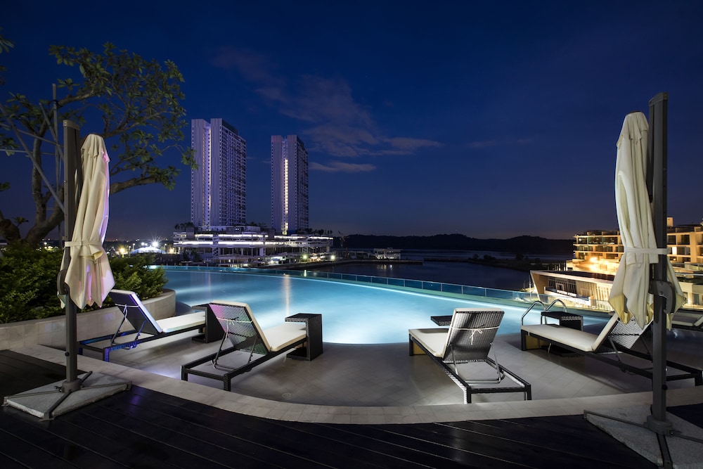 Pinetree Marina Resort 60/63