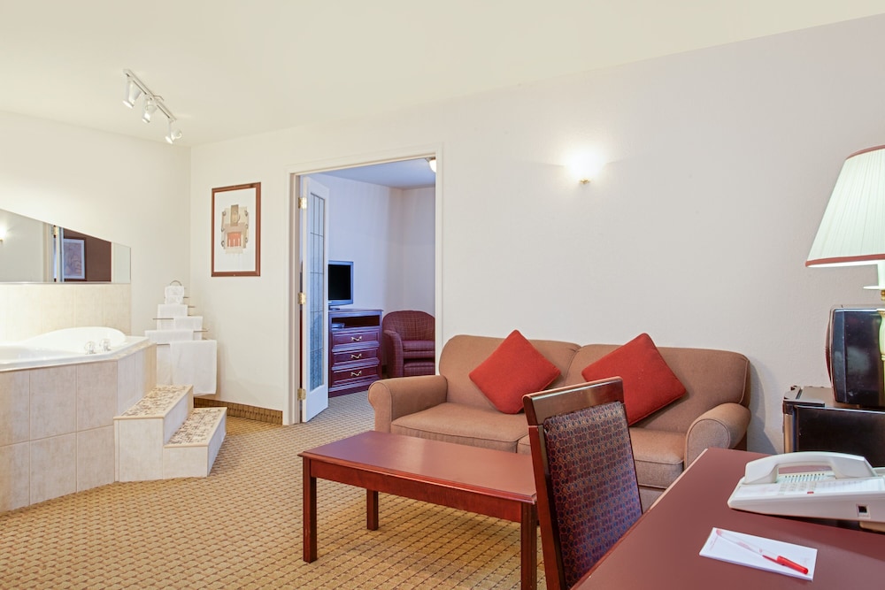 Ramada by Wyndham Red Deer Hotel & Suites 24/36