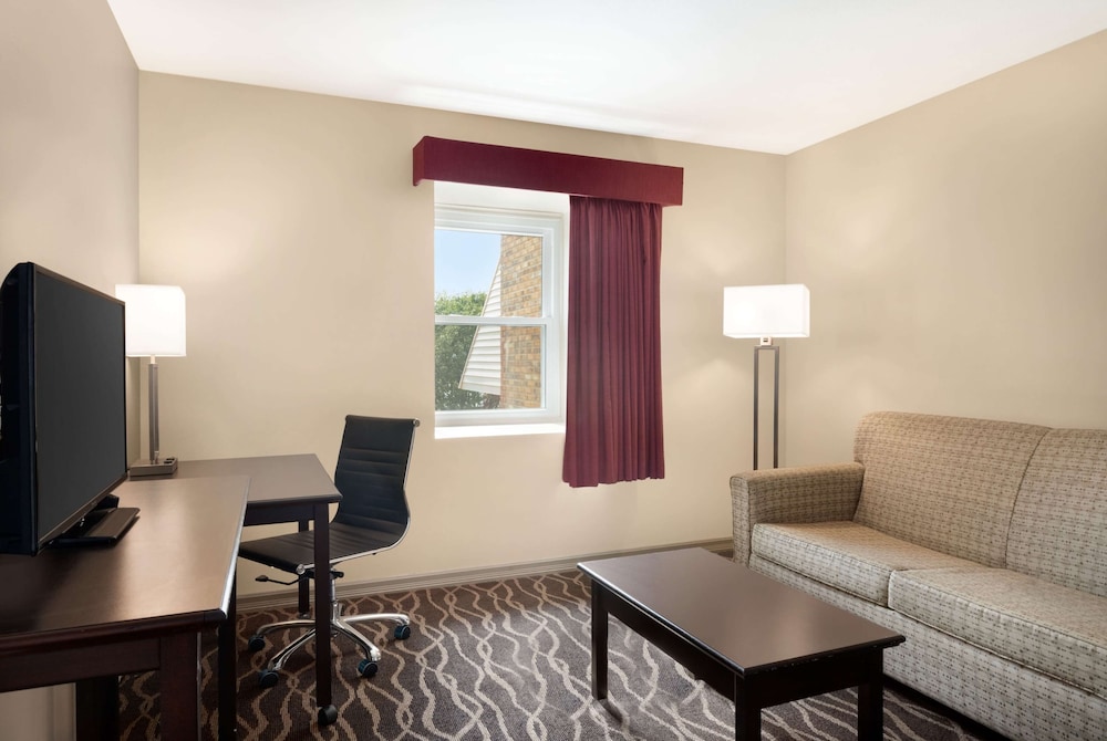 Days Inn & Suites by Wyndham Sikeston 44/51