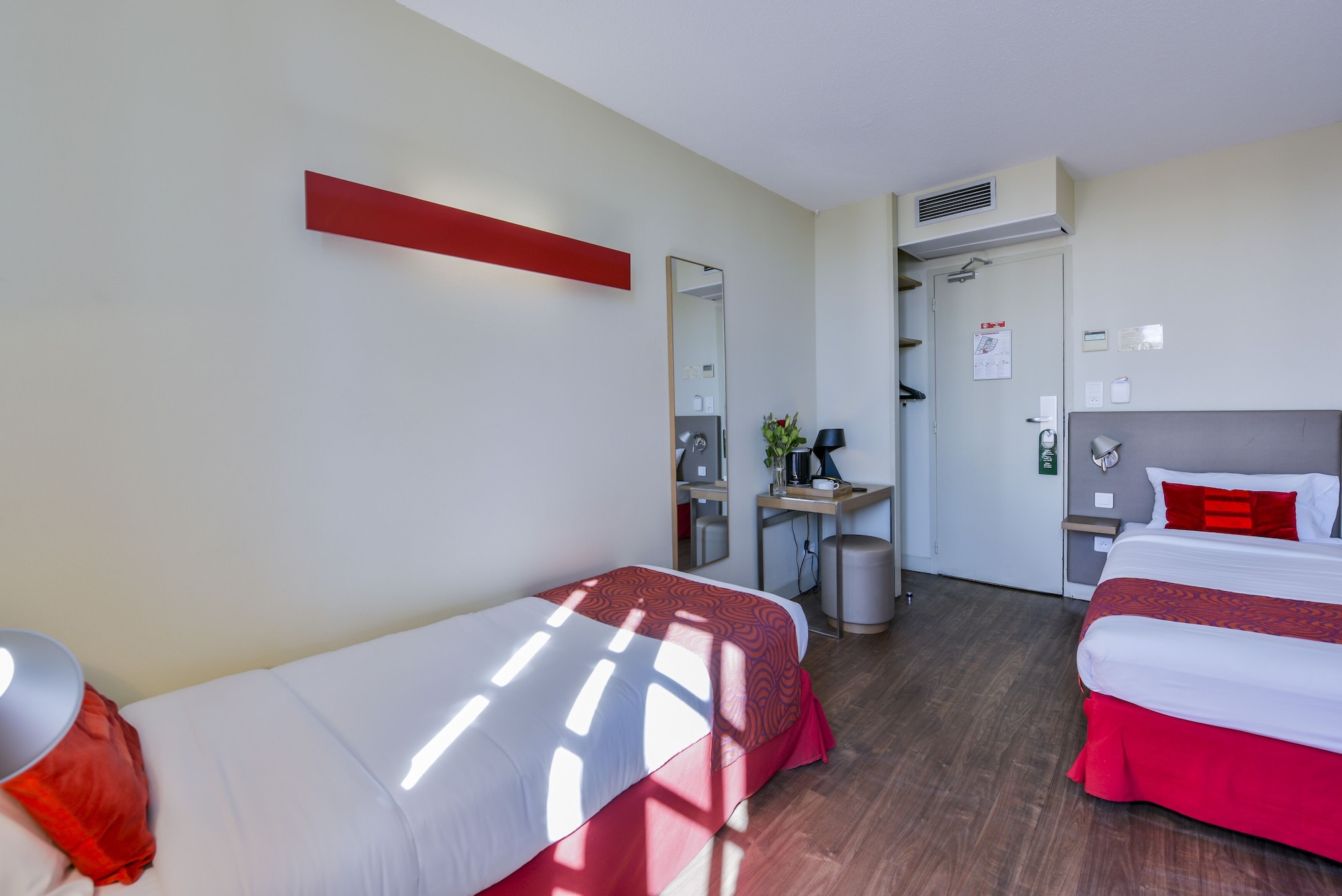ROOM, TWIN BEDS