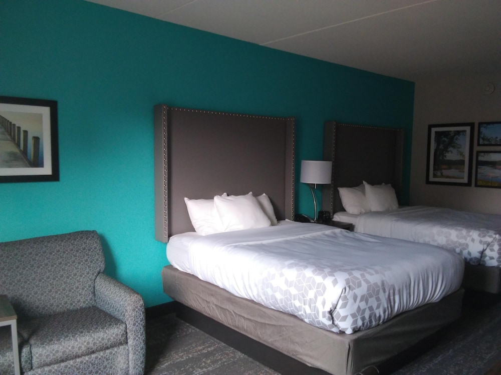 La Quinta Inn and Suites by Wyndham Jamestown 13/46
