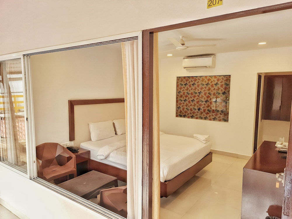 Beach Walk Resort - Goa 12/35