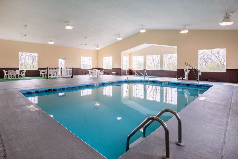 Quality Inn Edgerton, WI 2/39