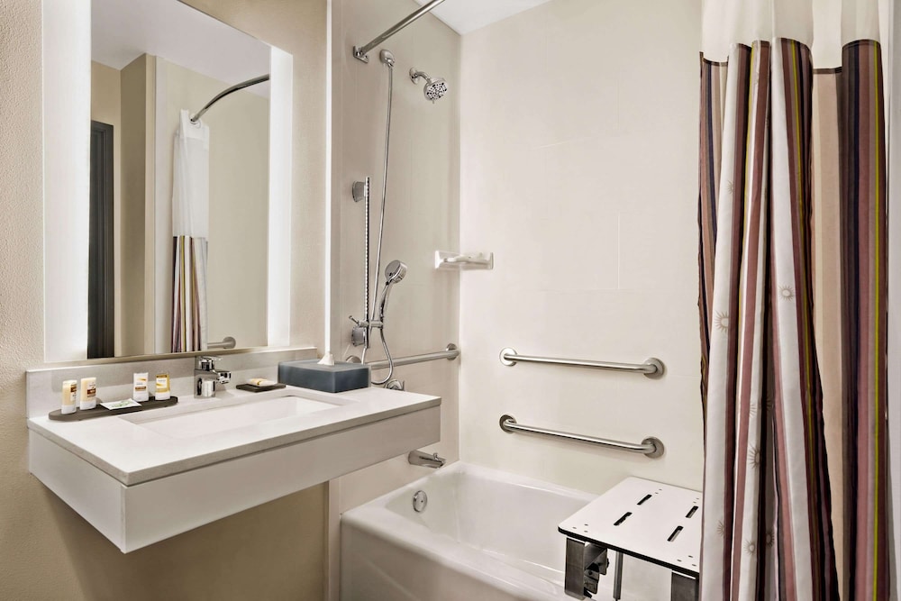 La Quinta Inn & Suites by Wyndham San Bernardino 43/45