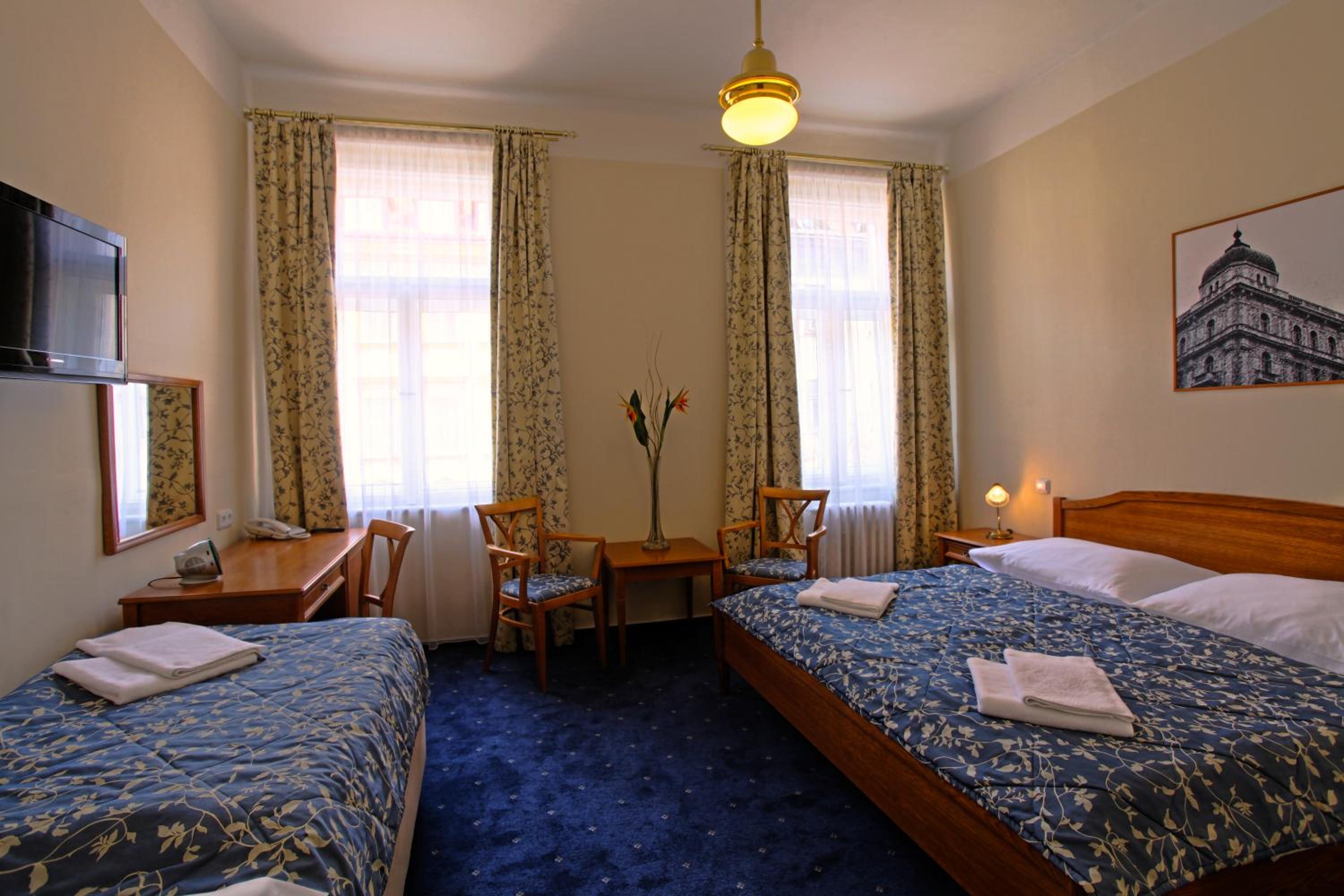 Room, Triple, 1 Queen and 1 Single Bed