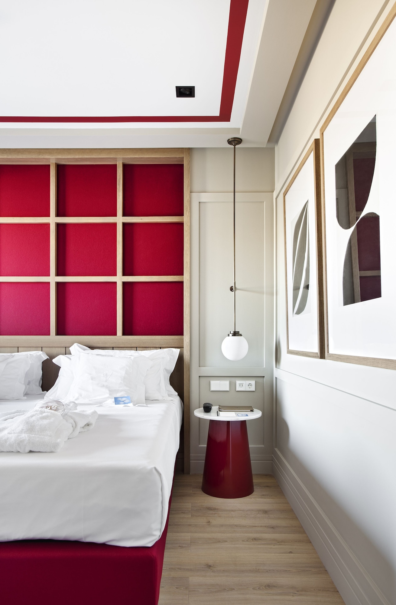 ROOM, DOUBLE BED
