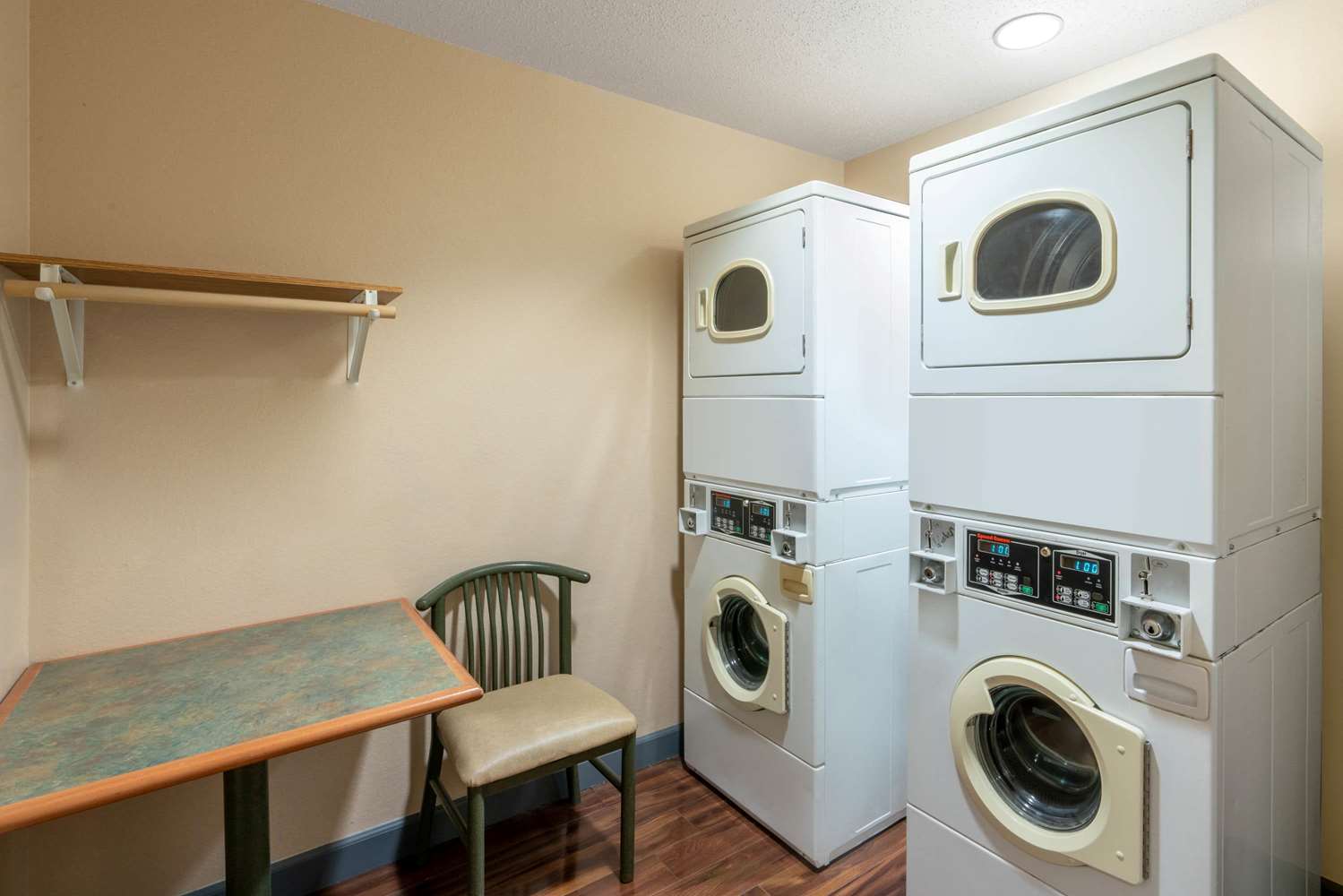 Microtel Inn & Suites by Wyndham Raton 12/21