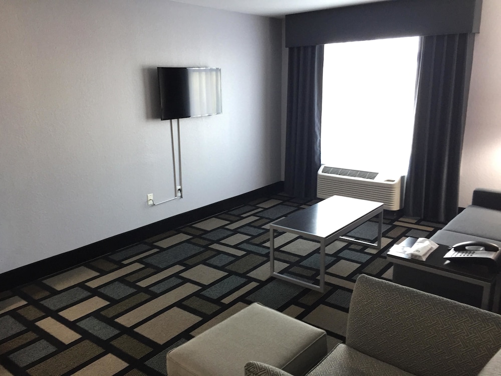Best Western Plus Birmingham Inn & Suites 27/37