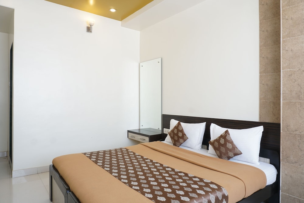 Hotel Pavitra 8/17