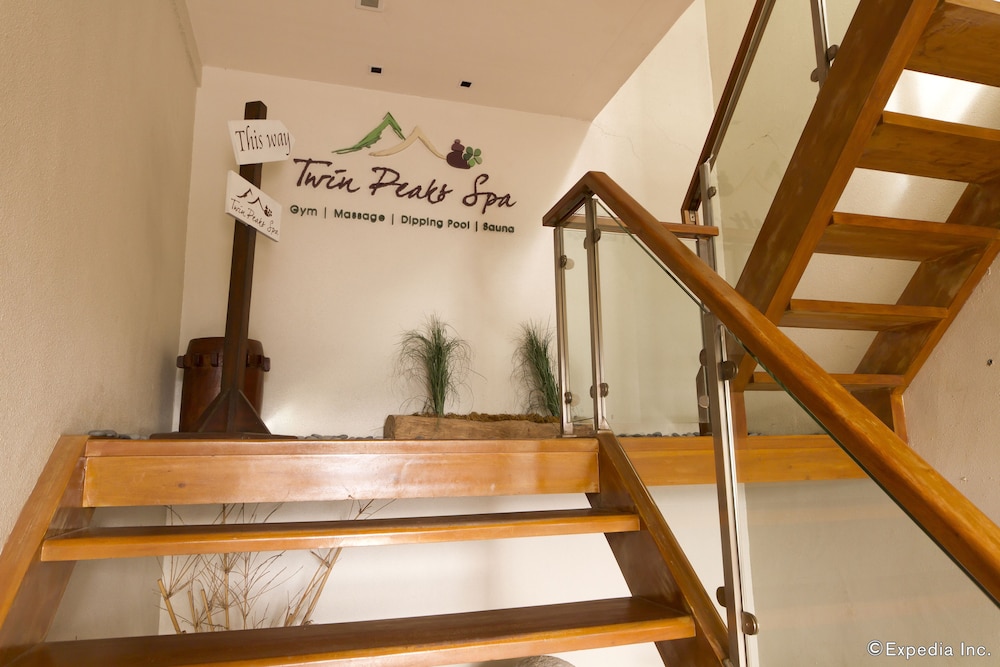 Castle Peak Hotel 13/71