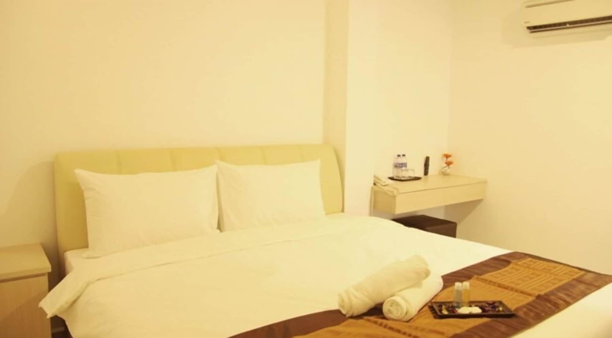 Standard, Queen Bed