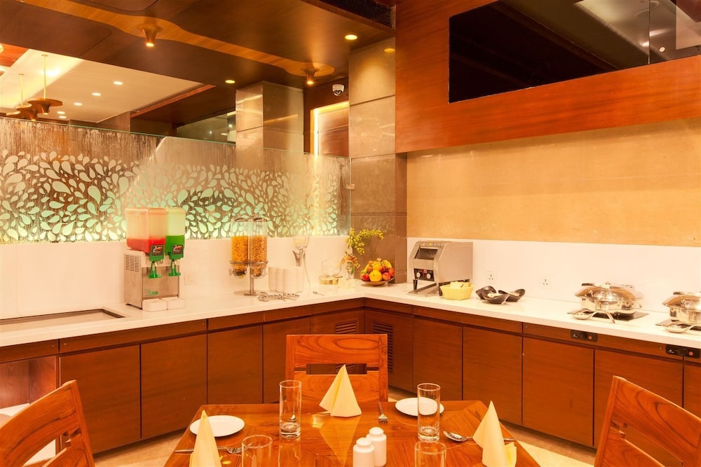 Hotel Cosmopolitan Ahmedabad 51/62