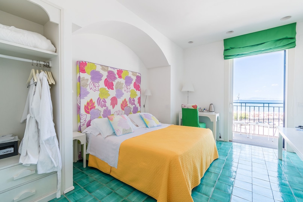 1 BEDROOM, FAMILY SUITE, SEA VIEW, BATHTUB
