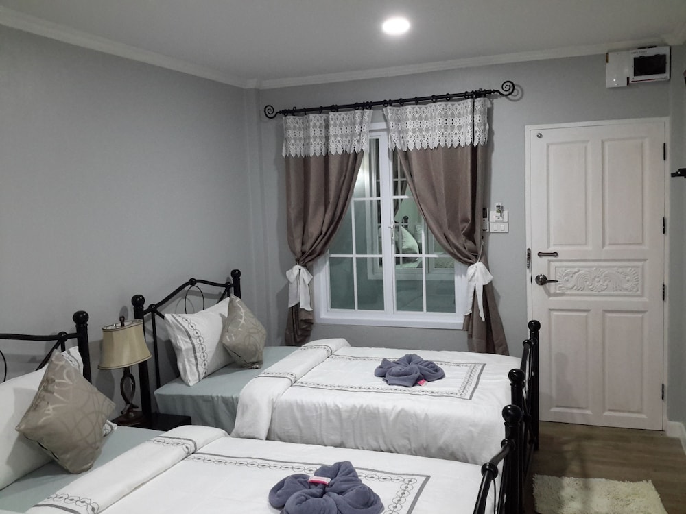 DELUXE, TWIN BEDS