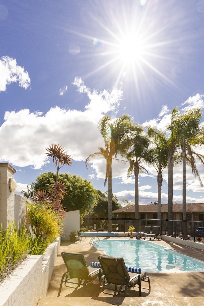 Sunseeker Motor Inn 52/66