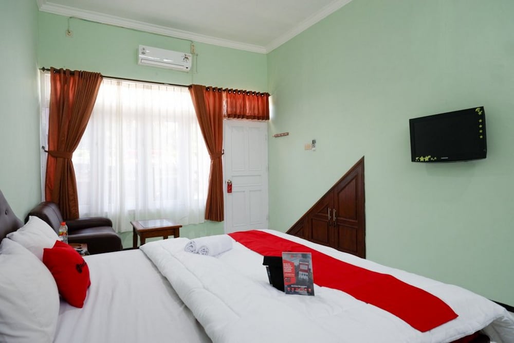 RedDoorz Plus near Stadion Wijaya Kusuma 5/22
