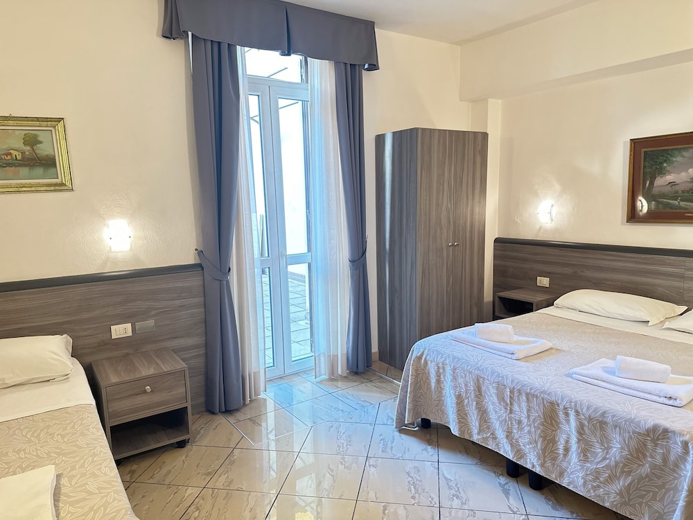 ROOM, TRIPLE