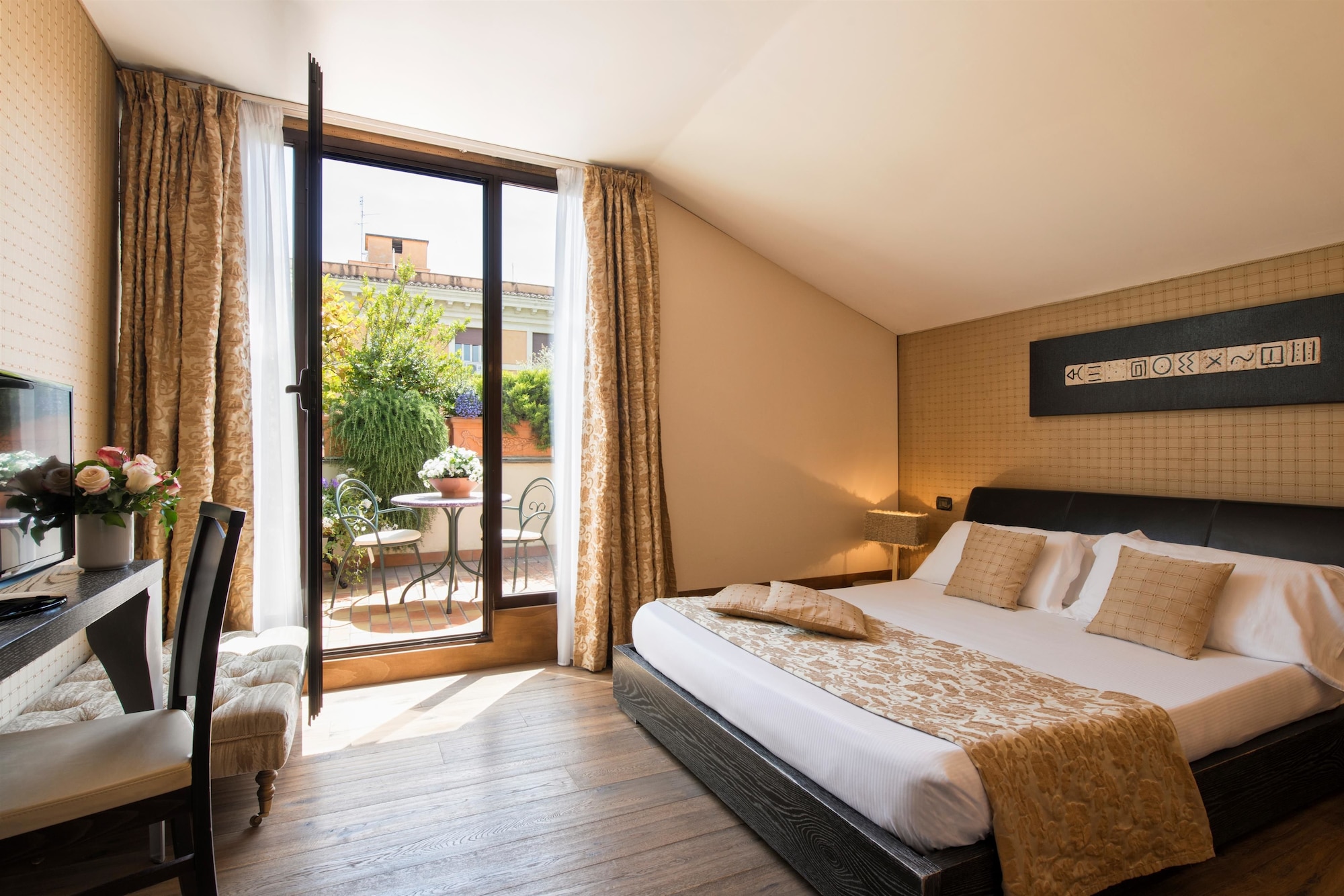 DELUXE, DOUBLE OR TWIN BED