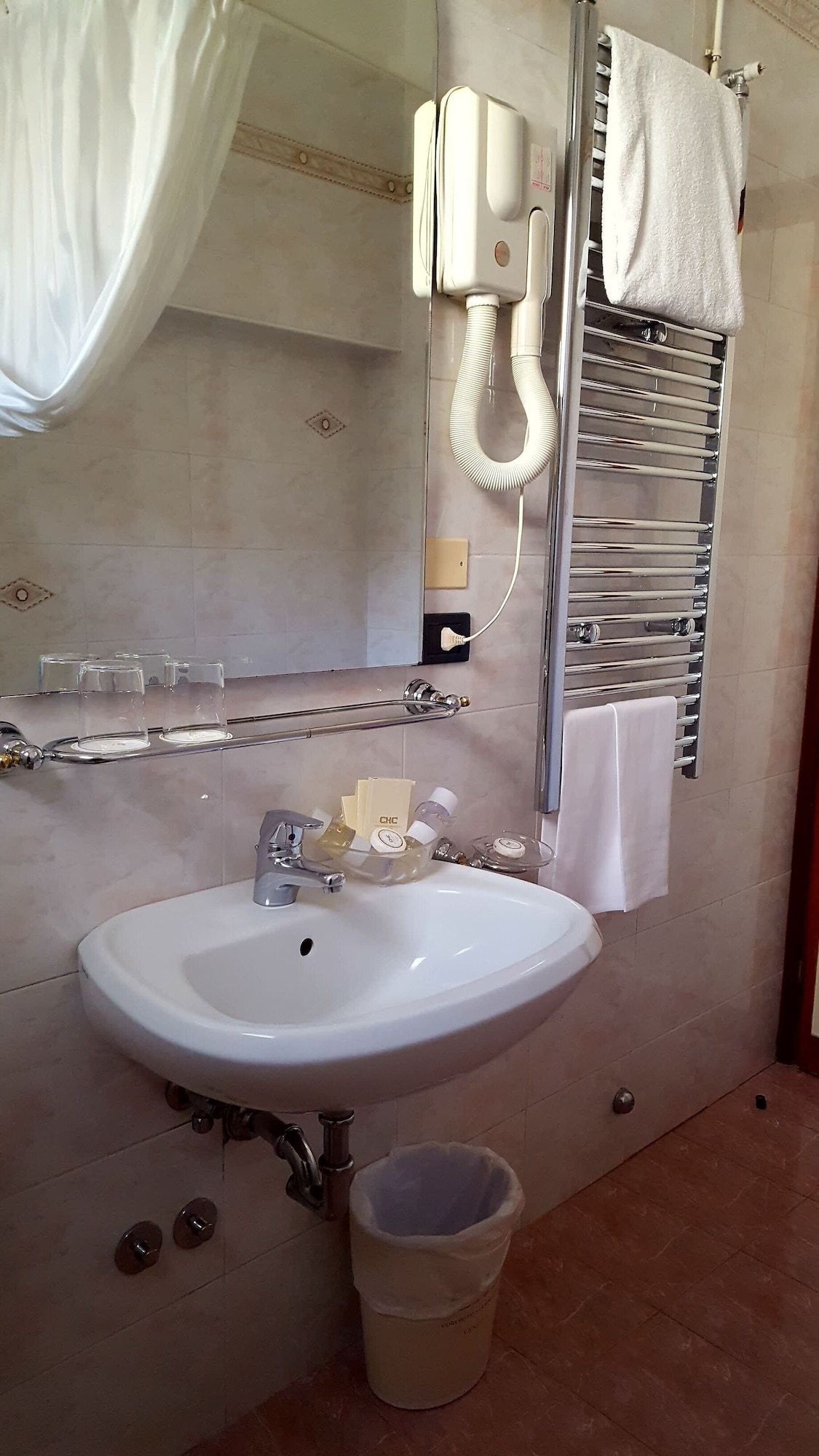 SINGLE ROOM