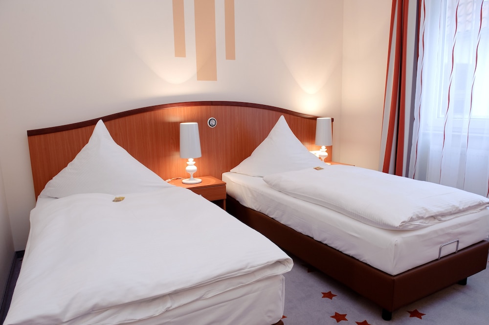 Classic, Double Bed, Street View