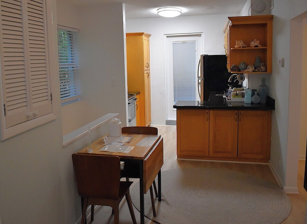 The Paradise Inn Adults Only 10/75