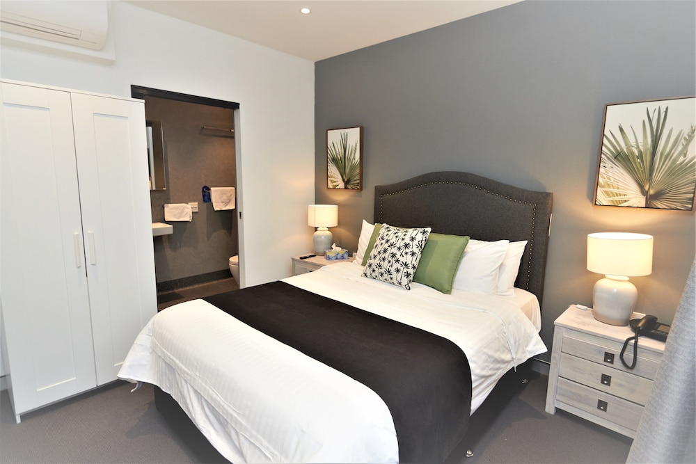 Mariners Court Hotel 24/55