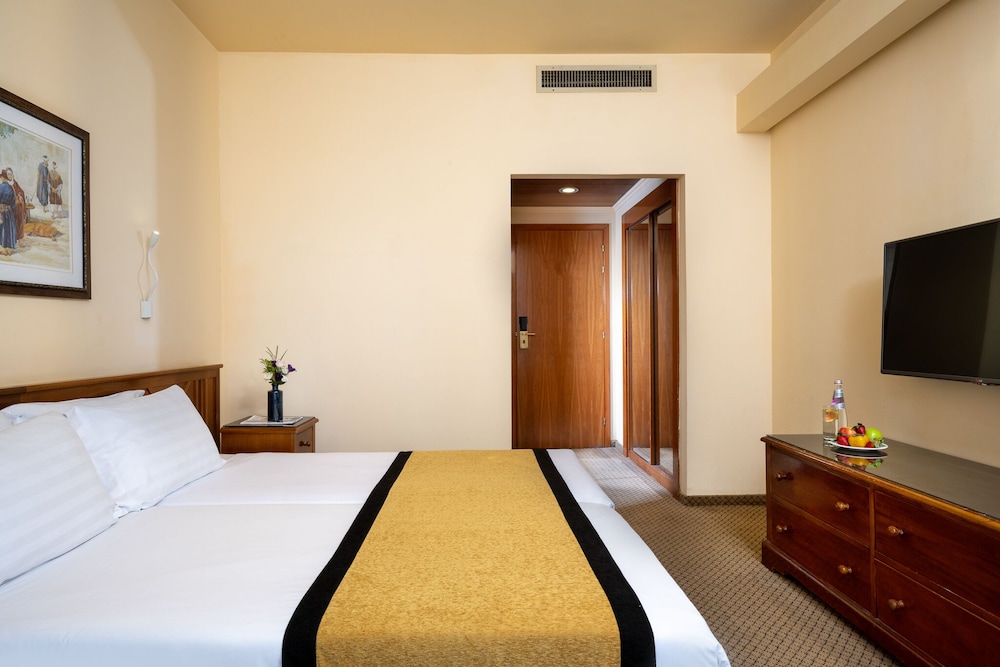 SUPERIOR, QUEEN BED, CITY VIEW, BALCONY
