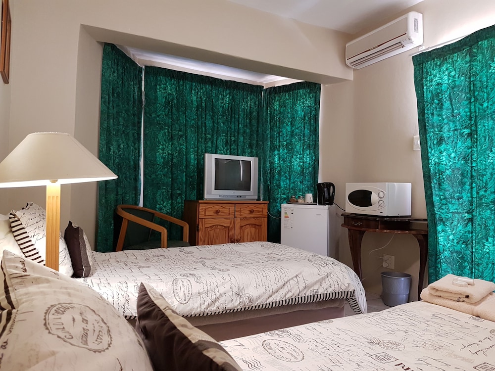 Loerie Guesthouse 16/34