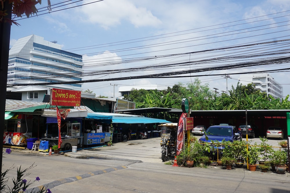 Bangkok Travel Suites 52/56