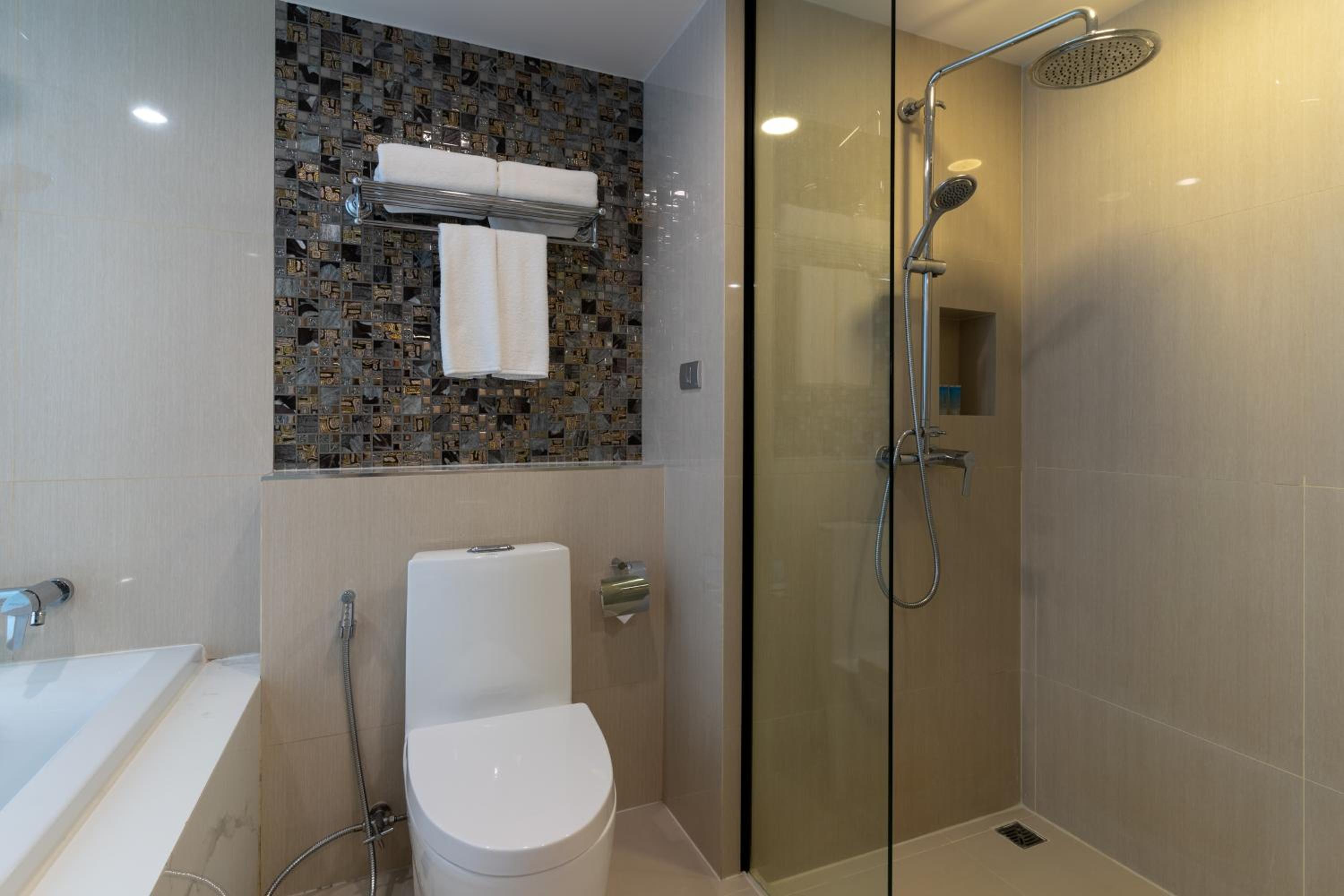 Pool Access، Mayaana Beach Resort - Formerly Golden Tulip Pattaya Beach Resort 6/10