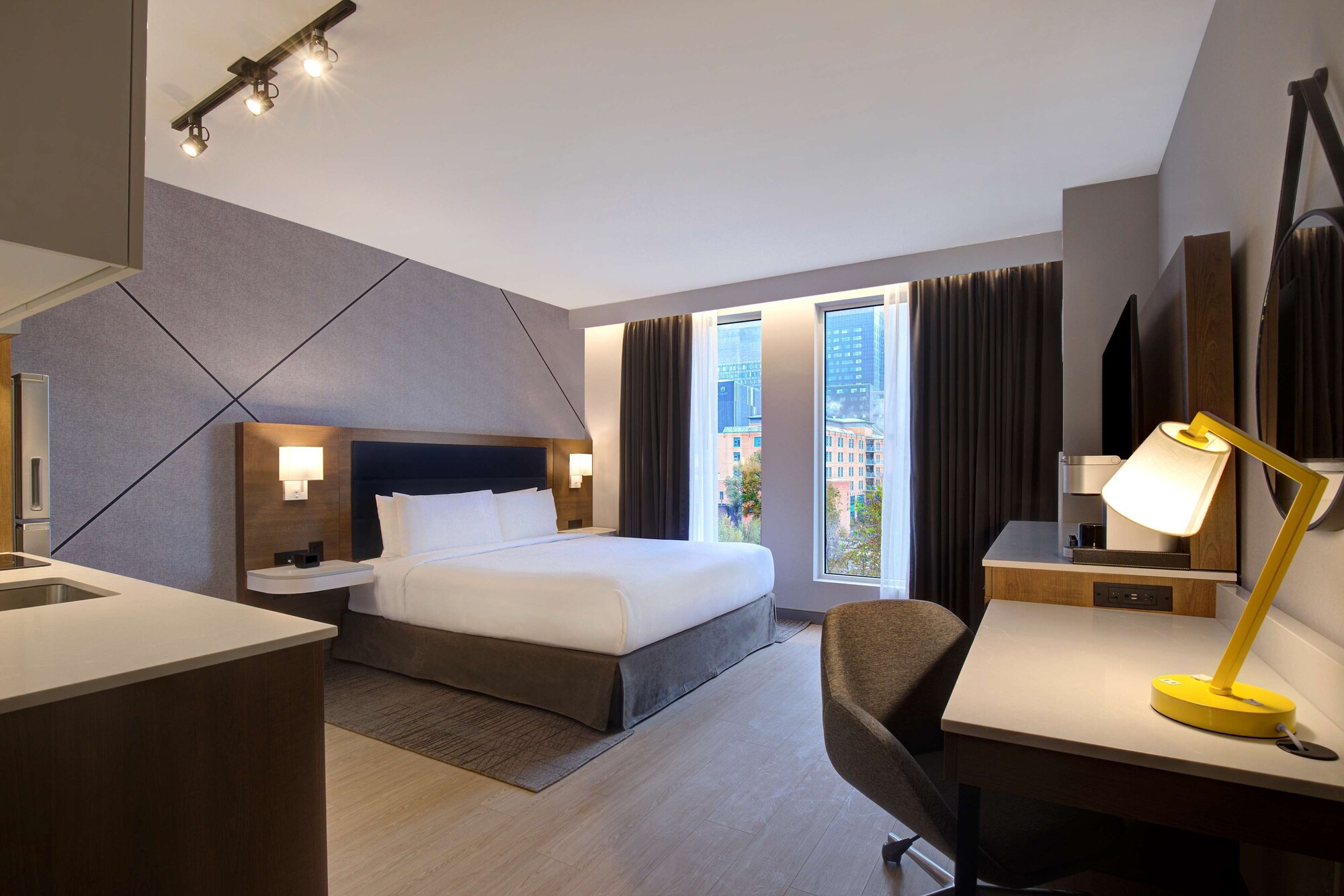غرفة بسرير كينج بحوض استحمام لذوي الإعاقة، Hampton Inn by Hilton Montreal Downtown 2/4